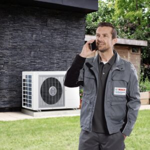 Groß (Compress 3400i AWS ODU on concrete plate in garden with installer) Groß (Compress 3400i AWS ODU on concrete plate in garden with installer)